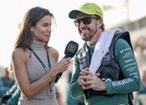 Fernando Alonso wordt geïnterviewd door zijn vriendin Melissa Jimenez. © Getty Images