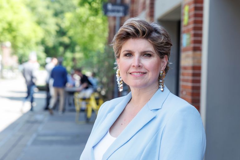 Angela de Jong uit keiharde kritiek op mannelijke voetballers: 'Zullen we een minuutje stilte houden?'