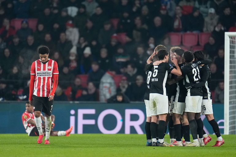 Slordig PSV doet tegen AZ slechte zaken in Eredivisie: scheidsrechter Danny Makkelie zorgt voor veel discussie