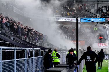 Fans Heracles blunderen met vuurwerk tegen Sparta en zorgen vervolgens voor gestaakte wedstrijd