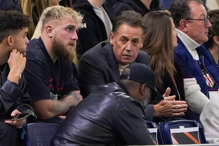 Feestende Jake Paul en vader van Jutta Leerdam vallen op in Thialf: 'Die paarse bril is wel behoorlijk zuur'