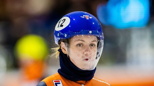 Shorttrackster valt en wint toch bij NK shorttrack, Sjinkie Knegt komt er niet aan te pas