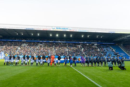 Veelbesproken Quinten Timber zorgt voor opmerkelijk moment bij toss met nieuwe aanvoerder van Feyenoord