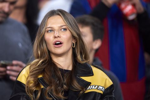 Beroemde vrouw van Robert Lewandowski zorgt voor ophef met opvallende outfit: 'Ze lijkt op een Barbiepop'