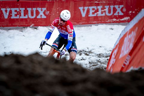 Bij afwezigheid Mathieu van der Poel pakt toptalent felbegeerde trui op NK veldrijden
