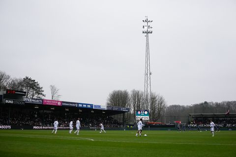 Opmerkelijk probleem zorgt voor chaos bij Telstar - Ajax: spelers moeten minutenlang wachten op ijskoud veld