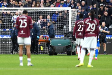 Zorgwekkend incident in FA Cup: Premier League-speler met brancard van het veld gedragen na snoeiharde botsing