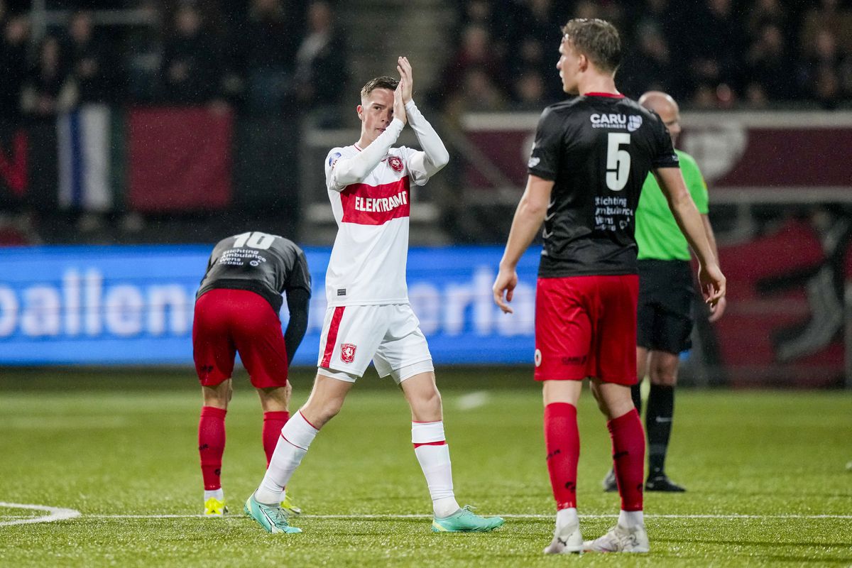 FC Twente-speler Daan Rots staat dag na wedstrijd in carnavalsoptocht als safariman