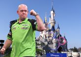 Michael van Gerwen is met z'n gezin in Disneyland Parijs. ©Getty Images / beeldbewerking Sportnieuws.nl