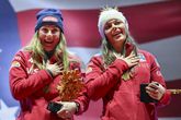 Mikaela Shiffrin won met haar jeugdvriendin goud op de WK ski. ©Getty Images