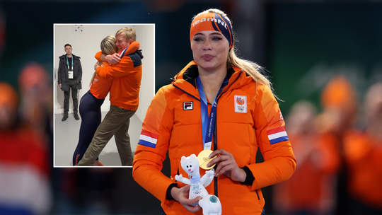 Jutta Leerdam vliegt koning Willem-Alexander in de armen na gouden race op Winterspelen