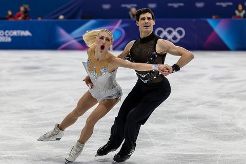 Kunstschaatsster grijpt razendsnel in tijdens uitvoering en voorkomt kledingdrama van haar partner