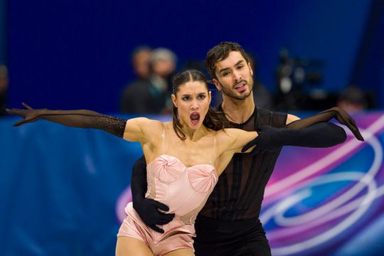 Omstreden kunstschaatskoppel na pijnlijke rel op koers voor olympisch goud: 'Een gevaarlijke omgeving'