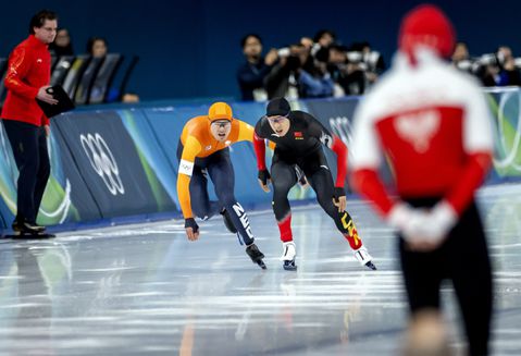 Joep Wennemars loopt kans op medaille mis door hinderende schaatser, bekijk hier de beelden
