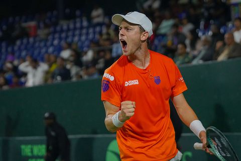 Stunt van jewelste op tennistoernooi Rotterdam: Nederlandse wildcardhouder slaat topper naar huis