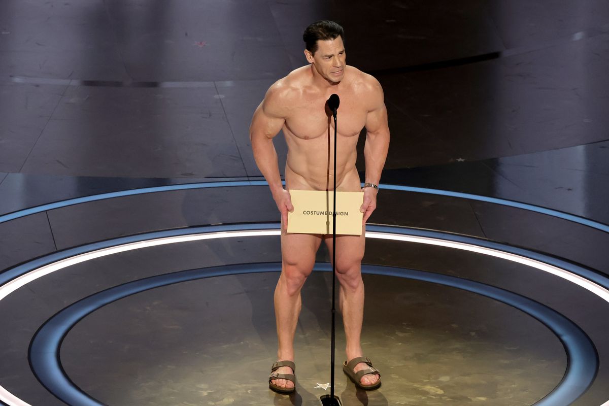 Verbijstering bij Oscars: worstelaar John Cena loopt naakt het podium op