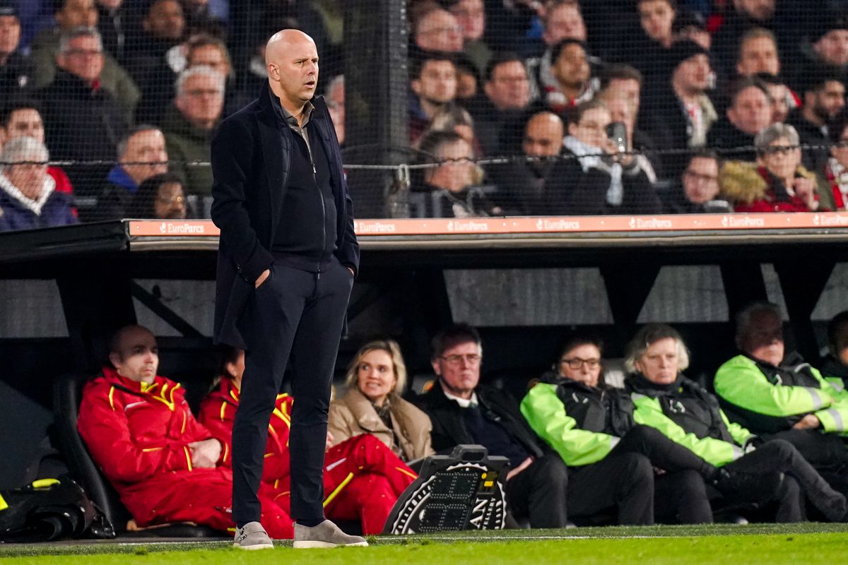 Arne Slot hekelt Feyenoord-spelers na steen-papier-schaar: 'Laatste woord nog niet over gesproken'