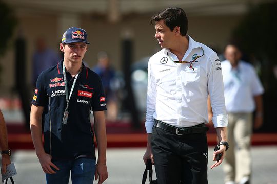 Mercedes flirt met Max Verstappen: Toto Wolff doet handstand voor wereldkampioen