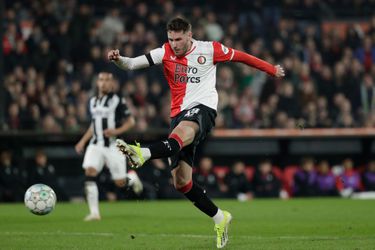 Rafael van der Vaart vindt dat Feyenoord Santiago Giménez moet verkopen en weet ook voor hoeveel