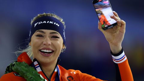 Stralende Jutta Leerdam lijkt helemaal klaar voor favorietenrol op WK afstanden: 'Zie je dit weekend!'