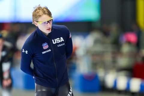Schaatstopper Jordan Stolz gaat na te zware trainingen uitgerust richting WK afstanden: 'Het is ergens best logisch'