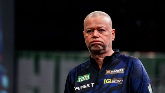 Kusje voor Raymond van Barneveld na ophef rond James Wade: 'Daar word je toch doodmoe van?'