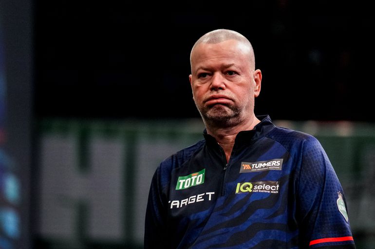 Kusje voor Raymond van Barneveld na ophef rond James Wade: 'Daar word je toch doodmoe van?'