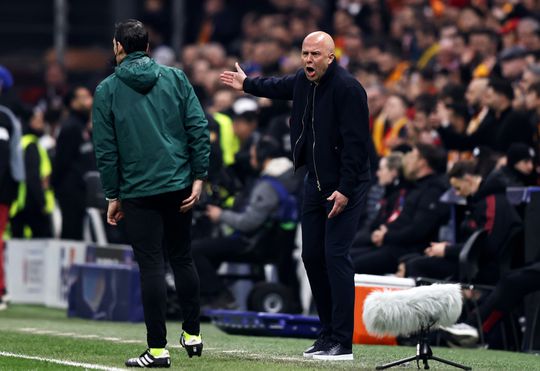 'Gefrustreerde' Arne Slot haalt uit naar arbitrage na Champions League-nederlaag: 'Alles was een vrije trap'