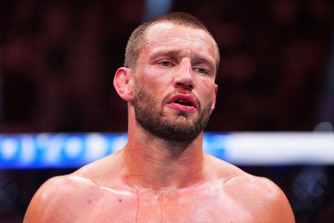 UFC-vechter Reinier de Ridder (35) kondigt met donuts groot nieuws aan: 'Ik heb jullie nodig'