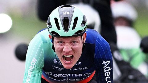 Wind zorgt voor harde valpartijen in Parijs-Nice: gele trui-drager moet afstappen, ook Daan Hoole kan niet verder