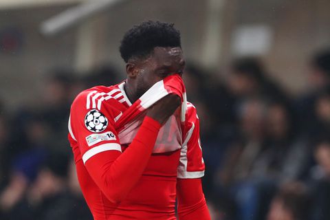 Topvoetballer in tranen van het veld tijdens Champions League-duel na ellendige periode