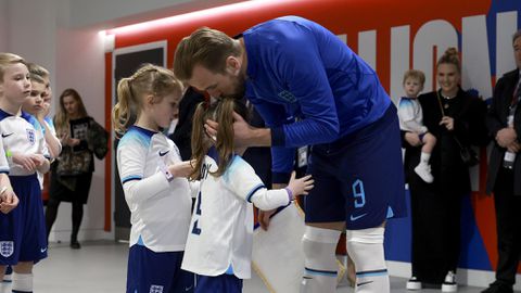 Drie kinderen van Bayern München-spits Harry Kane in ziekenhuis na auto-ongeluk