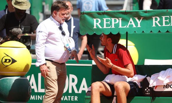 Daniil Medvedev gaat opnieuw door het lint tegen umpire: 'Open je ogen!'