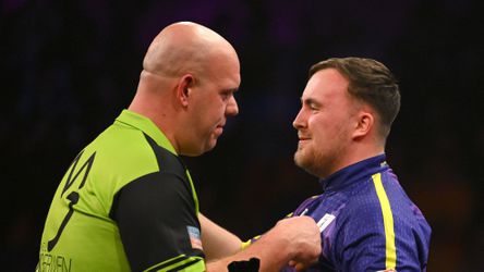 Michael van Gerwen schrikt in finale wakker en verslaat Luke Littler in Premier League Darts