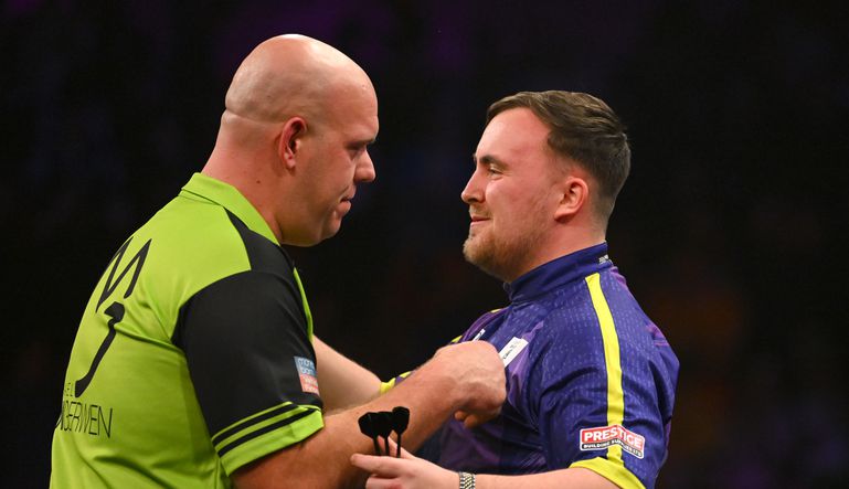 Michael van Gerwen schrikt in finale wakker en verslaat Luke Littler in Premier League Darts