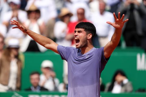 Carlos Alcaraz wint thriller van toptalent en bereikt halve finale Monte Carlo
