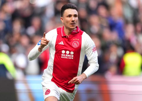 Hartverwarmende beelden van Ajax-speler die aan huis wordt verrast: 'Je hebt hem niet voor niks aangedaan!'