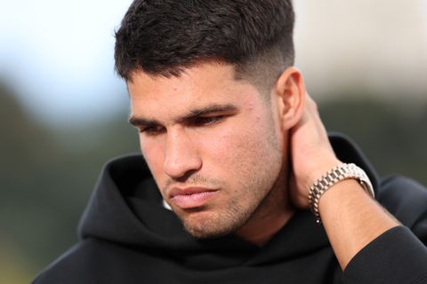 Toptennisser Carlos Alcaraz geeft zeldzaam inkijkje in de slaapkamer: 'Voor de mensen die zich dat afvragen'