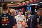 Max Verstappen in gesprek met Dr. Helmut Marko en zijn race-ingenieur Gianpiero Lambiase. ©Getty Images