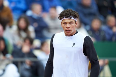 Toptennisser zorgt voor blessure bij tegenstander en bijt hem toe: 'Watje'