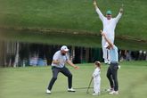Prachtige beelden: vierjarige dochter van topgolfer raakt bizar lange put tijdens Masters-toernooi