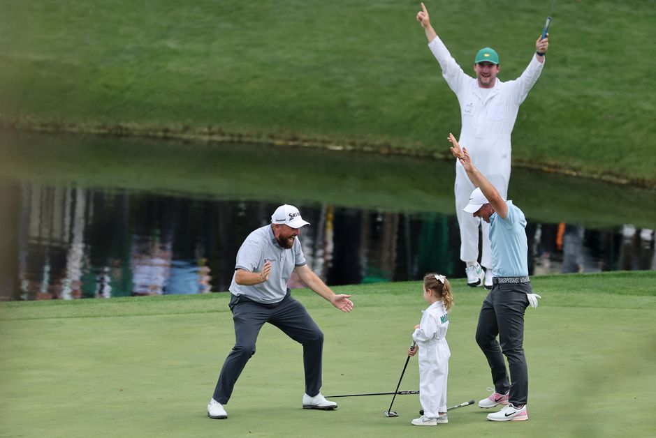 Prachtige beelden: vierjarige dochter van topgolfer raakt bizar lange put tijdens Masters-toernooi