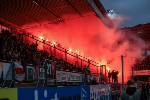 Live | Fans PSV leggen duel met Sparta stil door vuurwerk in toepasselijke minuut, kampioen op voorsprong