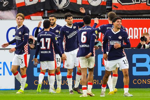 Kersvers kampioen PSV sluit extreme feestweek af met zege op Sparta