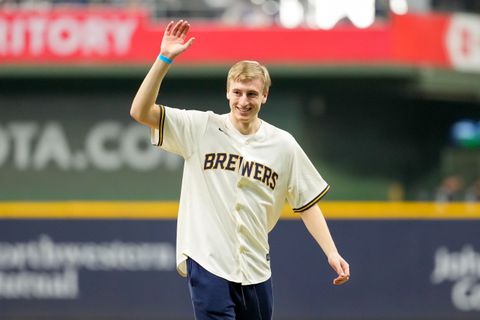 Handtekeningen zetten loopt uit de hand bij topschaatser Jordan Stolz: 'Dat was het meest unieke verzoek'