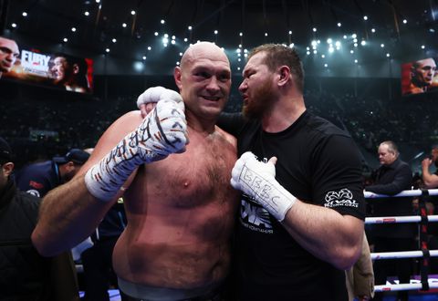 Afgeslankte topbokser Tyson Fury heeft makkelijke avond tegen Arslanbek Makhmudov en daagt Anthony Joshua uit
