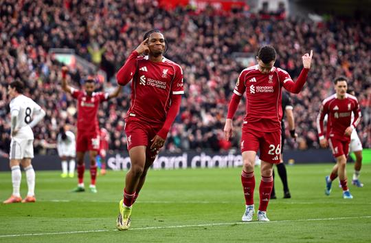 Worstelende Arne Slot maakt met Liverpool einde aan negatieve reeks