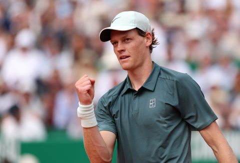 Toptennisser Jannik Sinner zet rivaal Carlos Alcaraz met rug tegen de muur op masterstoernooi Monte Carlo