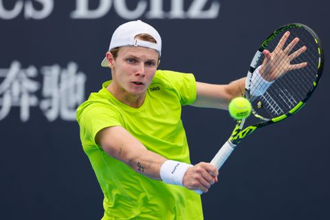 Tennisser Jesper de Jong boekt met steun van bekende schaatsvriendin eindelijk weer een succesje