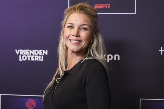Oud-topvoetbalster Anouk Hoogendijk (40) steelt opnieuw de show na indrukwekkende transformatie